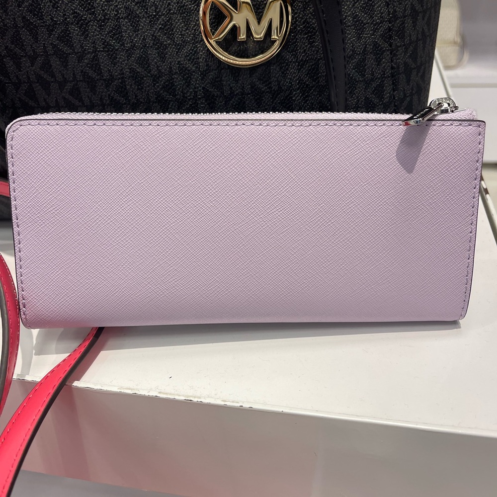MICHAEL KORS Jet Set Travel Lg Saffiano Leather Quarter-Zip Wallet
Lt Quartz
NWT - Picture 8 of 16